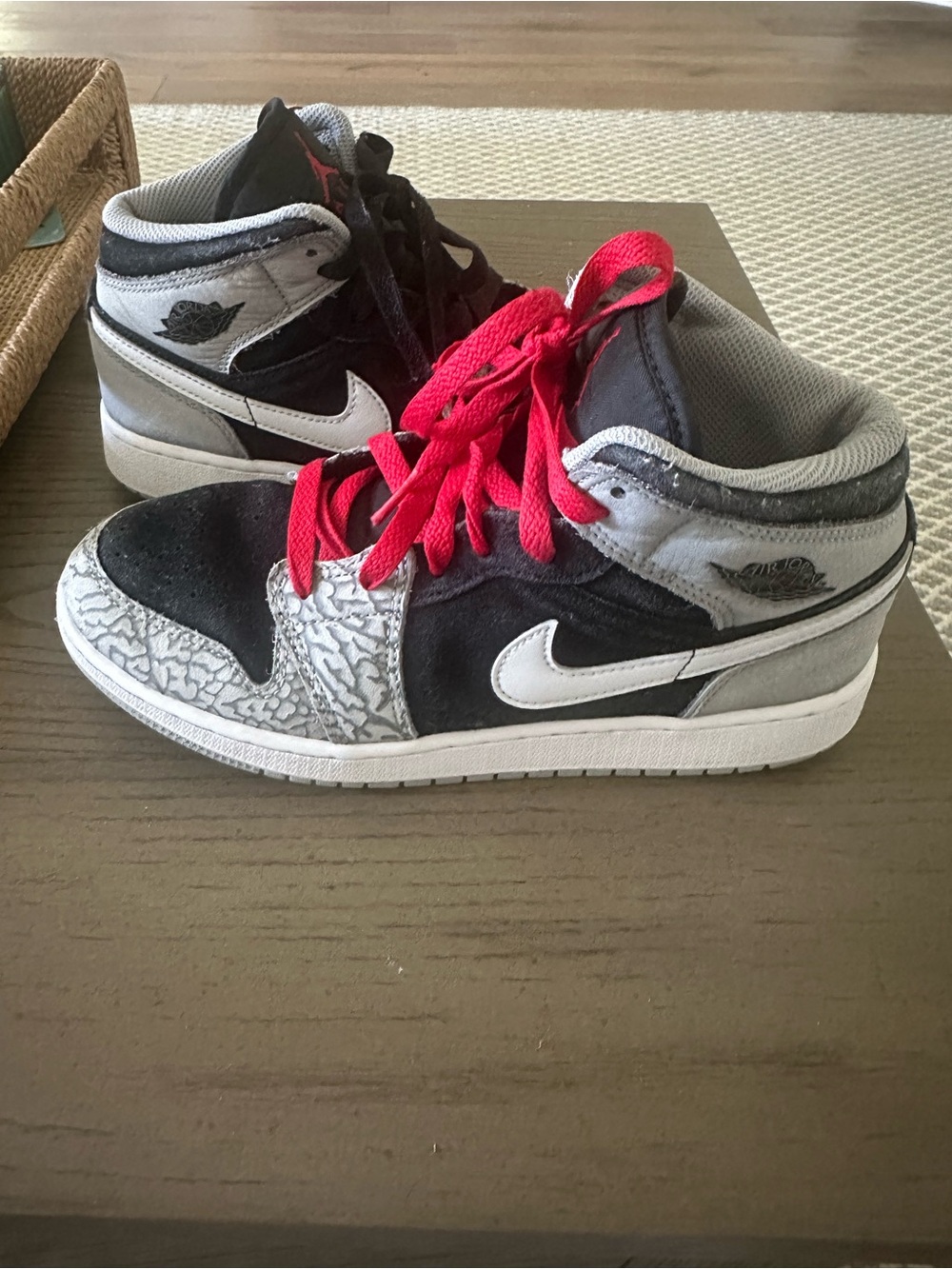NIKE Air Jordan 1 Mid SE (GS) Elephant Toe Sneakers - Picture 3 of 10